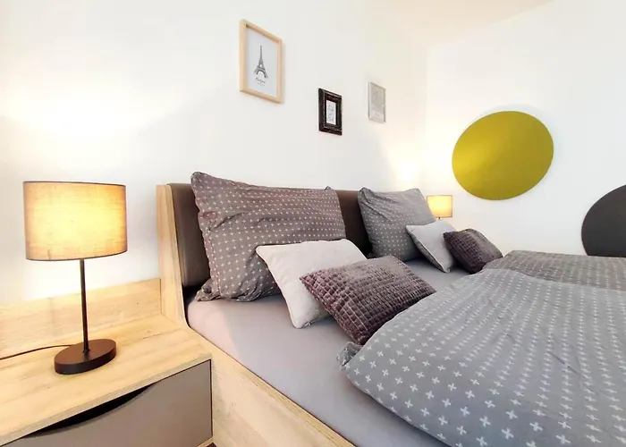 Flair 'fachwerk & Flair' - Altstadt-apartment 78 Qm Fuer Urlaub Oder Geschaeftsreise, Innenstadtlage, Ruhig, Modern, 900 M Bahnhof, 24 Std Check-in, Wlan, Streaming, Kueche, Regendusche, 2 X Doppelbett, Direkt Am Neuen Markt In Der Altstad