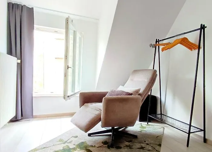 Apartamento Flair 'fachwerk & Flair' - Altstadt-apartment 78 Qm Fuer Urlaub Oder Geschaeftsreise, Innenstadtlage, Ruhig, Modern, 900 M Bahnhof, 24 Std Check-in, Wlan, Streaming, Kueche, Regendusche, 2 X Doppelbett, Direkt Am Neuen Markt In Der Altstad *