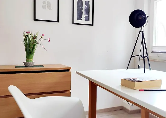 Apartamento Flair 'fachwerk & Flair' - Altstadt-apartment 78 Qm Fuer Urlaub Oder Geschaeftsreise, Innenstadtlage, Ruhig, Modern, 900 M Bahnhof, 24 Std Check-in, Wlan, Streaming, Kueche, Regendusche, 2 X Doppelbett, Direkt Am Neuen Markt In Der Altstad